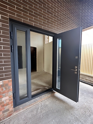 Дверь с боковым остеклением Дверь с боковым остеклением