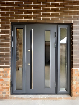 Дверь с боковым остеклением и бугельной ручкой Дверь с боковым остеклением и бугельной ручкой