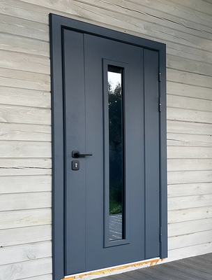 Дверь с узким стеклом Дверь с узким стеклом